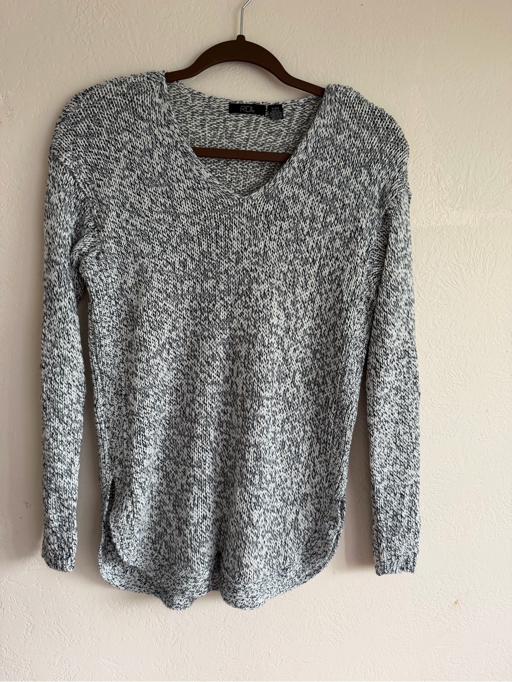 RDI Marled Black and White V-Neck Sweater
